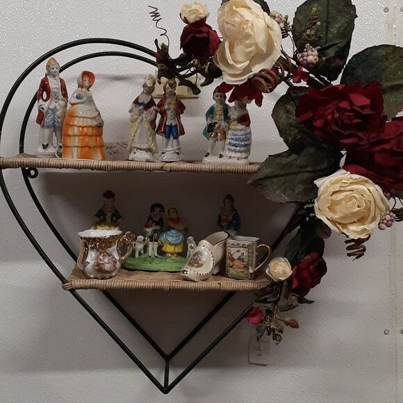 Lovely iron Heart with wicker shelving decorated with lucious red and white rose - Picture 6 of 6